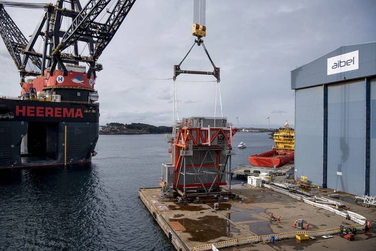 The world's largest crane vessel Sleipnir is lifting the SEP module in front of the North Sea Hall in Haugesund. Photo Øyvind Sætre/Aibel.