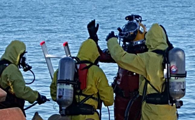 T&T Salvage contaminated water diving operations in Lake Erie – November  2015 (Photo: T&T Salvage)