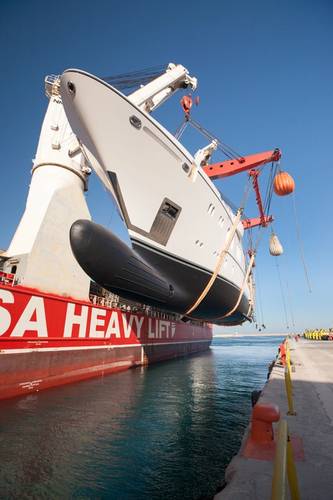 HHL Valparaiso lifting the 900 metric ton and 63.1 meter long megayacht M/Y Irimari into the sea (Photo: HANSA HEAVY LIFT)