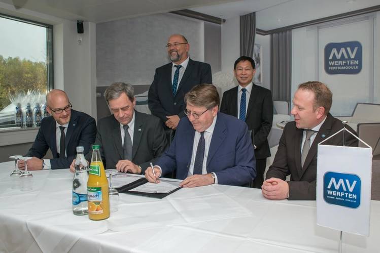 Volker Asmus, Managing Director MV WERFTEN Fertigmodule; Jarmo Laakso, Managing Director MV WERFTEN; Guido Kras, Owner Pari Group AG; and Johannes Gößler, Managing Director MV WERFTEN Fertigmodule, during the signing of the takeover contract. In the back: Economics Minister Harry Glawe and Genting Chief Executive Colin Au. (Photo: MV WERFTEN)