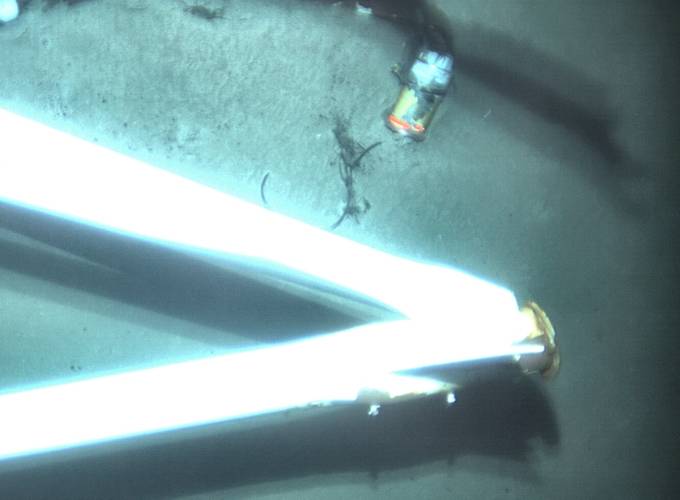 Voyage data recorder next to El Faro mast on ocean floor (Photo: NTSB)