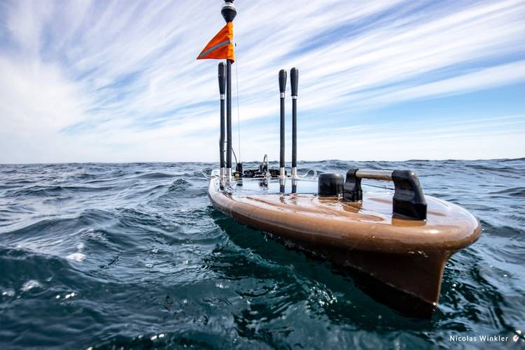Wave Gliders float on the ocean’s surface. They are emission-free, propelled by wave energy, and solar powered. The glider collects oceanographic and weather data and can offload animal detection data from acoustic receivers without the need to bring them to the surface. © Nicolas Winkler