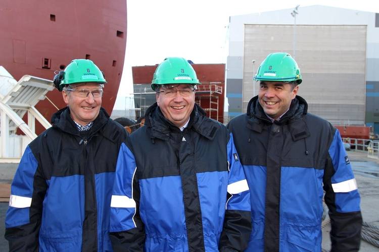 ”We are ready,” states managing director Kristian Sætre in Ulstein Verft, here together with Rolf Klungsøyr (left) and Håvard Stave (right) in the sales department.