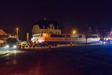 With the help of a specially constructed temporary road, consisting of metal sheets and a large amount of gravel, the 67 m long SCHEUERLE InterCombi vehicle combination arrived in Auenhain at 3 am.