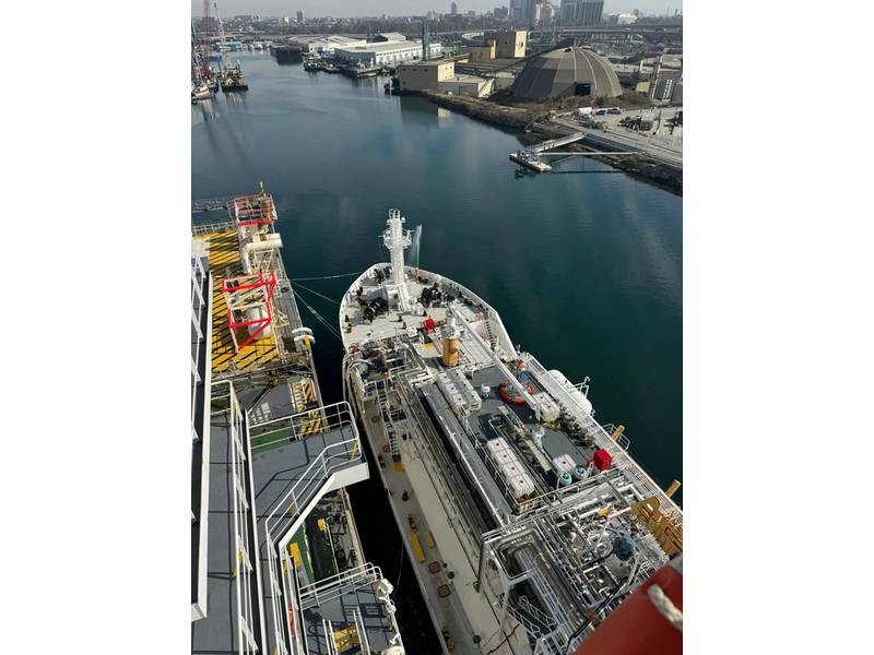 The Garibaldi performs LNG STS