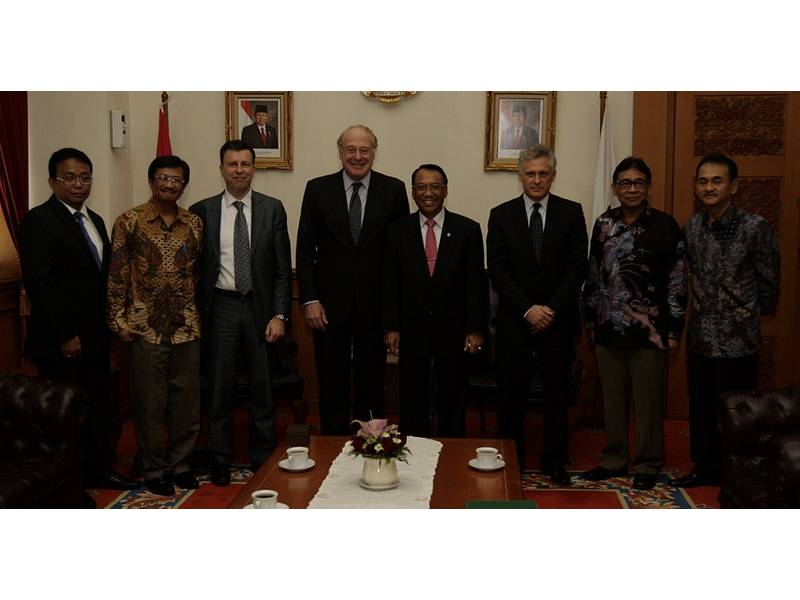 Eni’s CEO Paolo Scaroni (center) meets