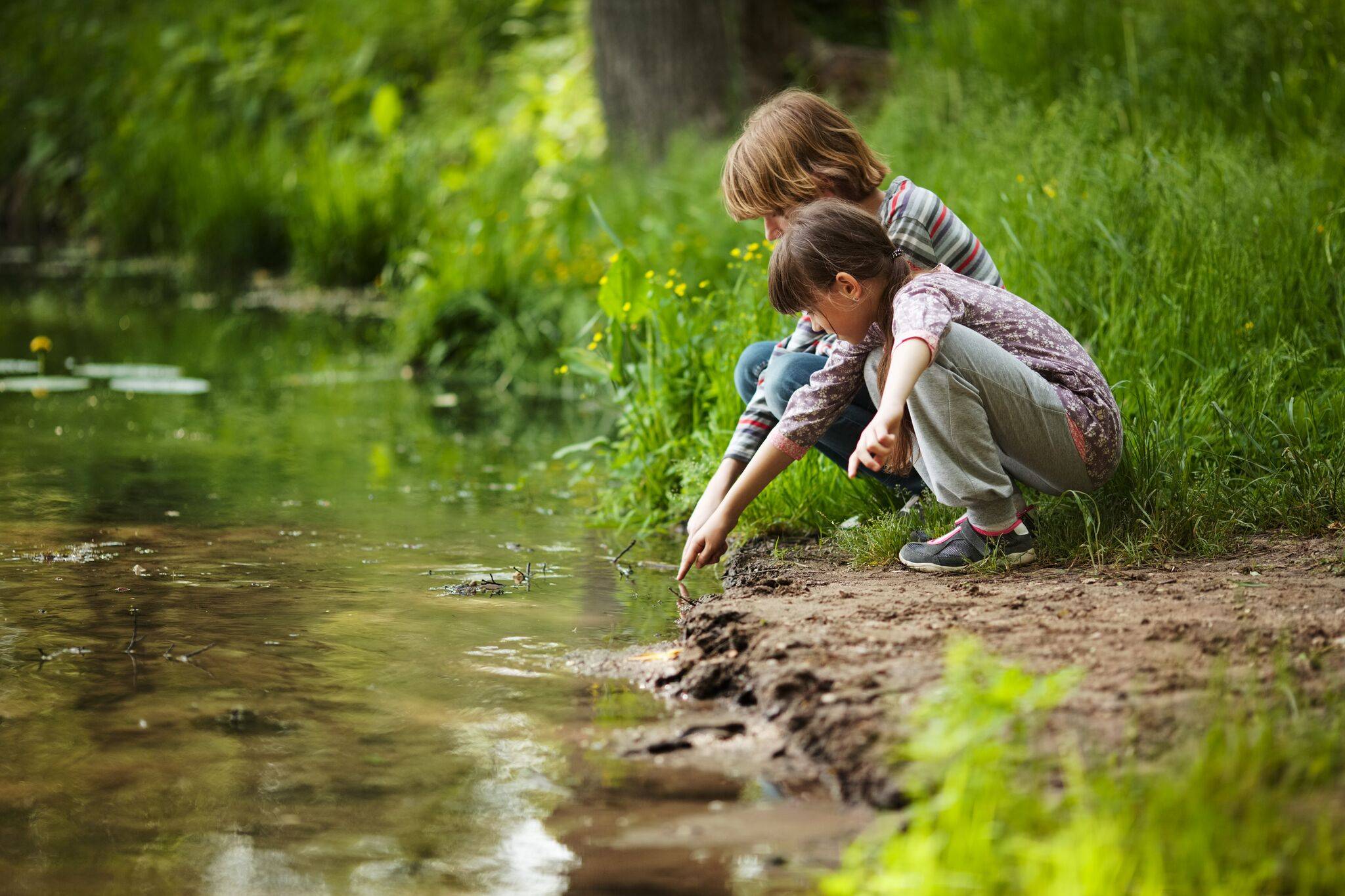 Мальчик на берегу озера. Дети и природа. Дети на берегу реки. Река для детей. Ручей для детей.